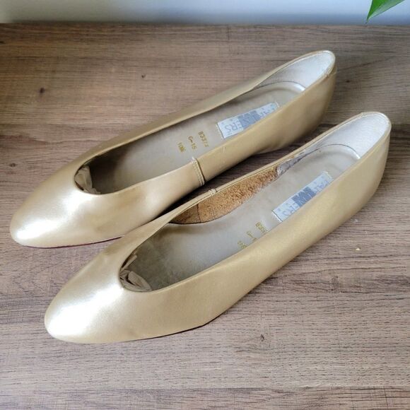 NEVER WORN VINTAGE PARTNERS MERVYNS LIGHT GOLD GENUINE LEATHER FLATS 10M - Picture 4 of 15